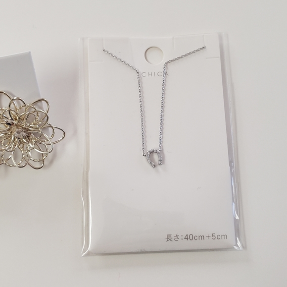 NWT Flower Cutout Earrings Horse Shoe Necklace - Picture 4 of 13